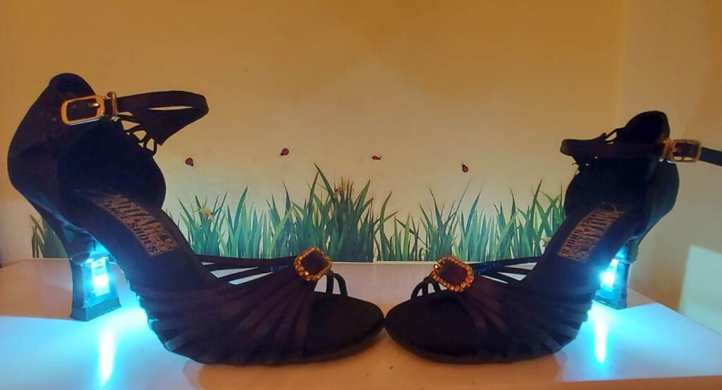 SCARPE DA BALLO CON LUCI LED
